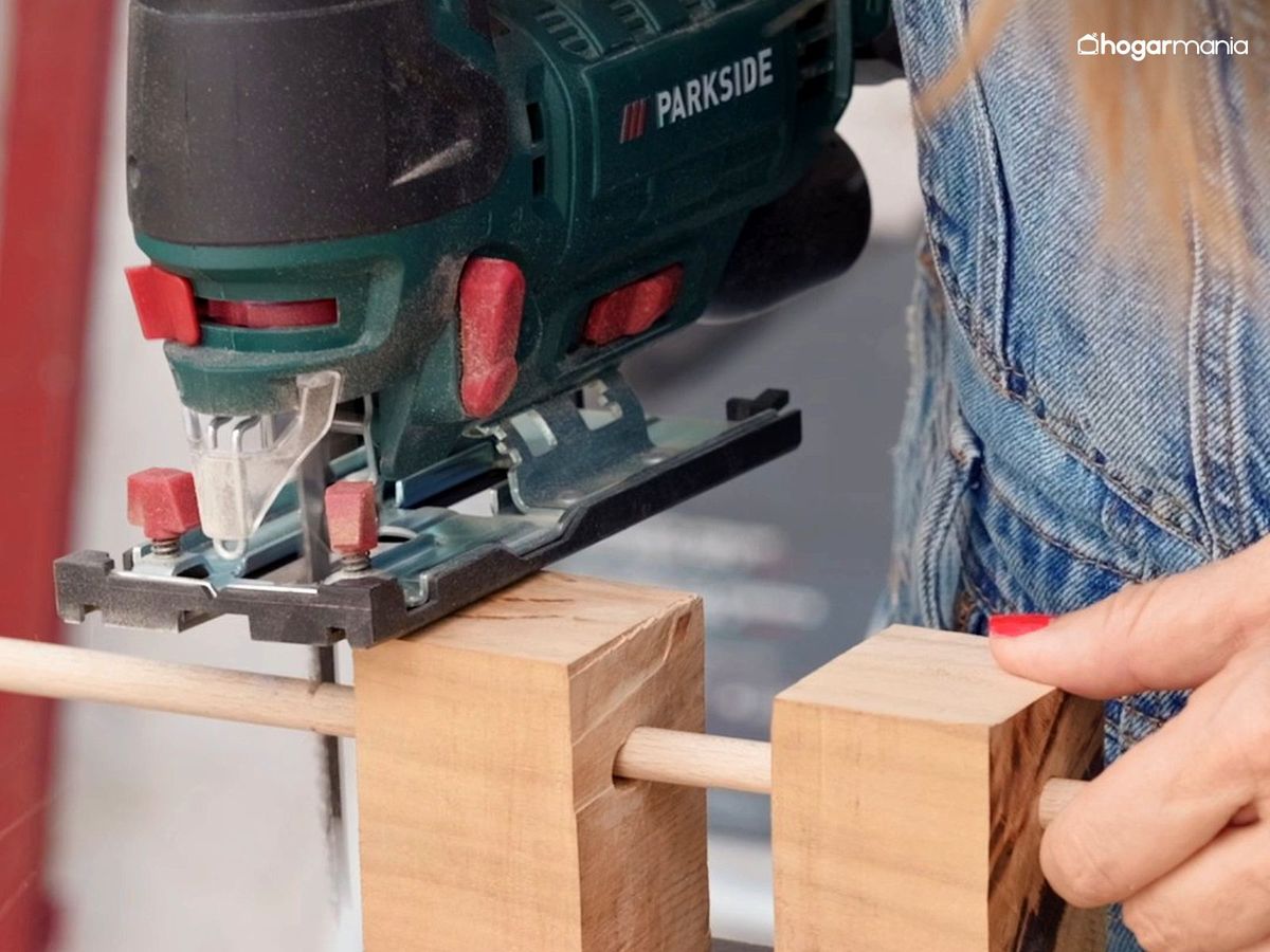 Ajusta el tamaño de la varilla cilíndrica que asegure la rueda en el colgador