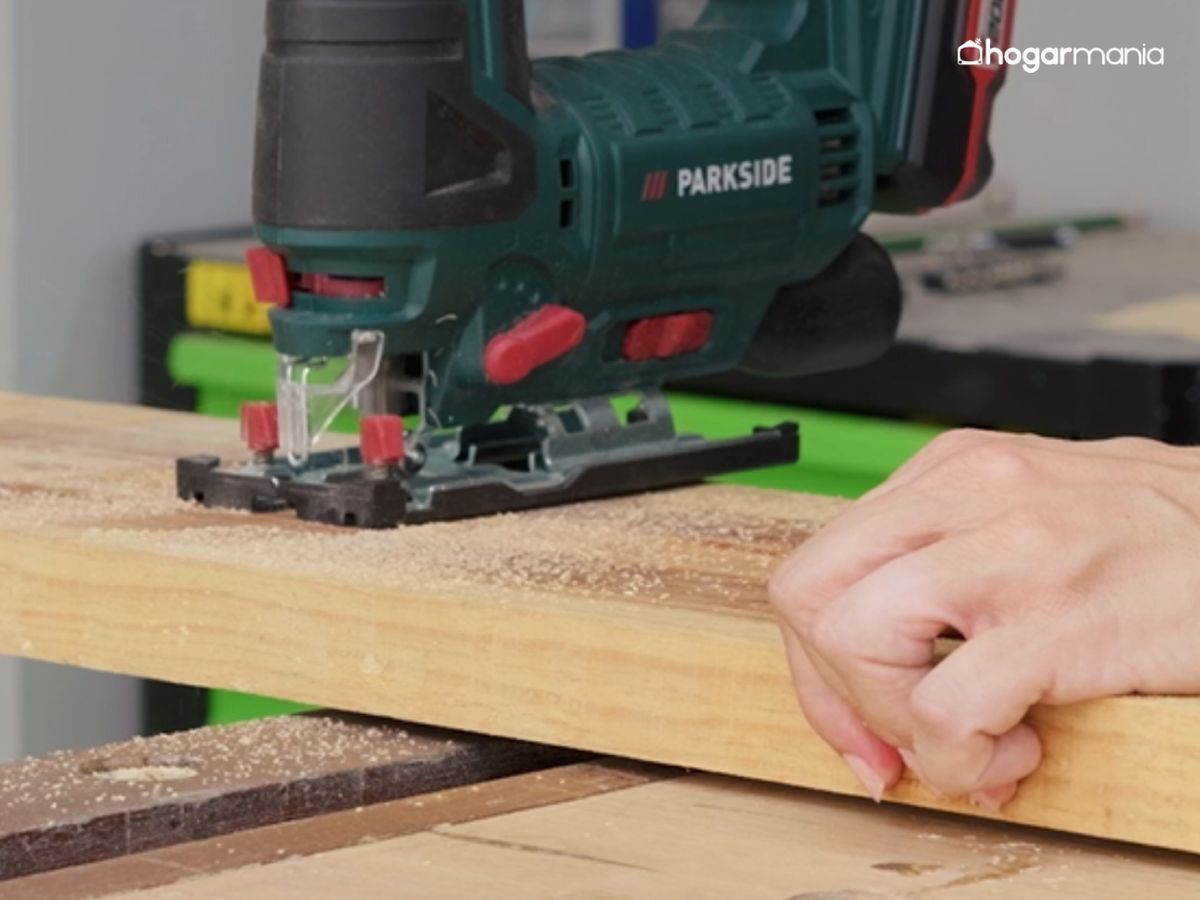 Cortamos la tabla de madera de pino a la medida deseada con una sierra de calar.