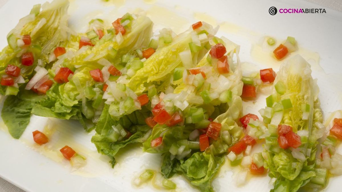 Los cogollos con vinagreta son una guarnición fresca para pescados y carnes