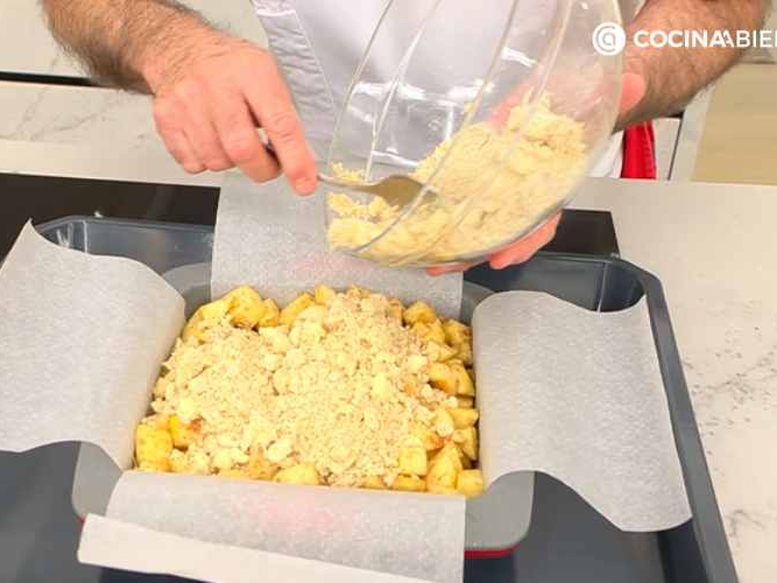 Cubre el molde con la mezcla de manzanas y la harina