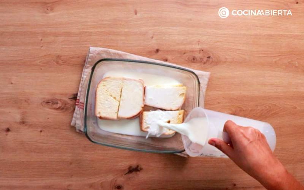 Remoja el pan brioche con la leche infusionada