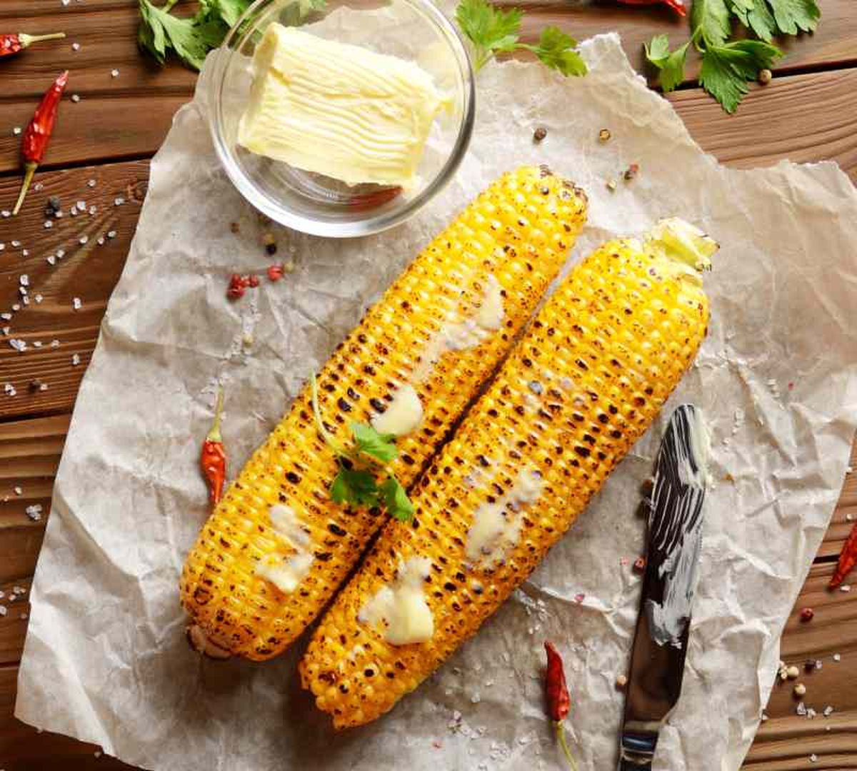 Mazorcas de maíz a la parrilla con mantequilla