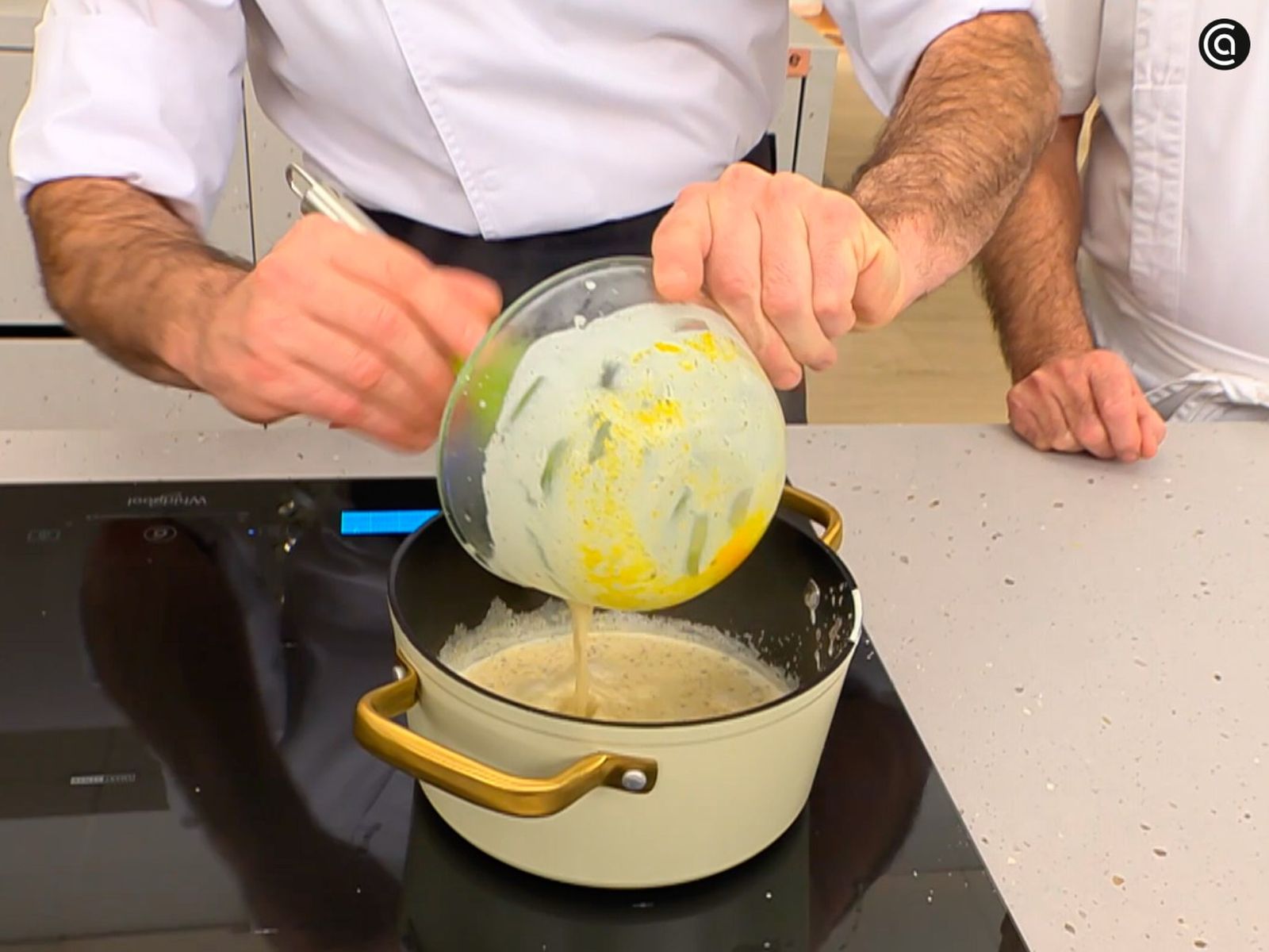 Mezcla los ingredientes de la crema interior y déjala reposar