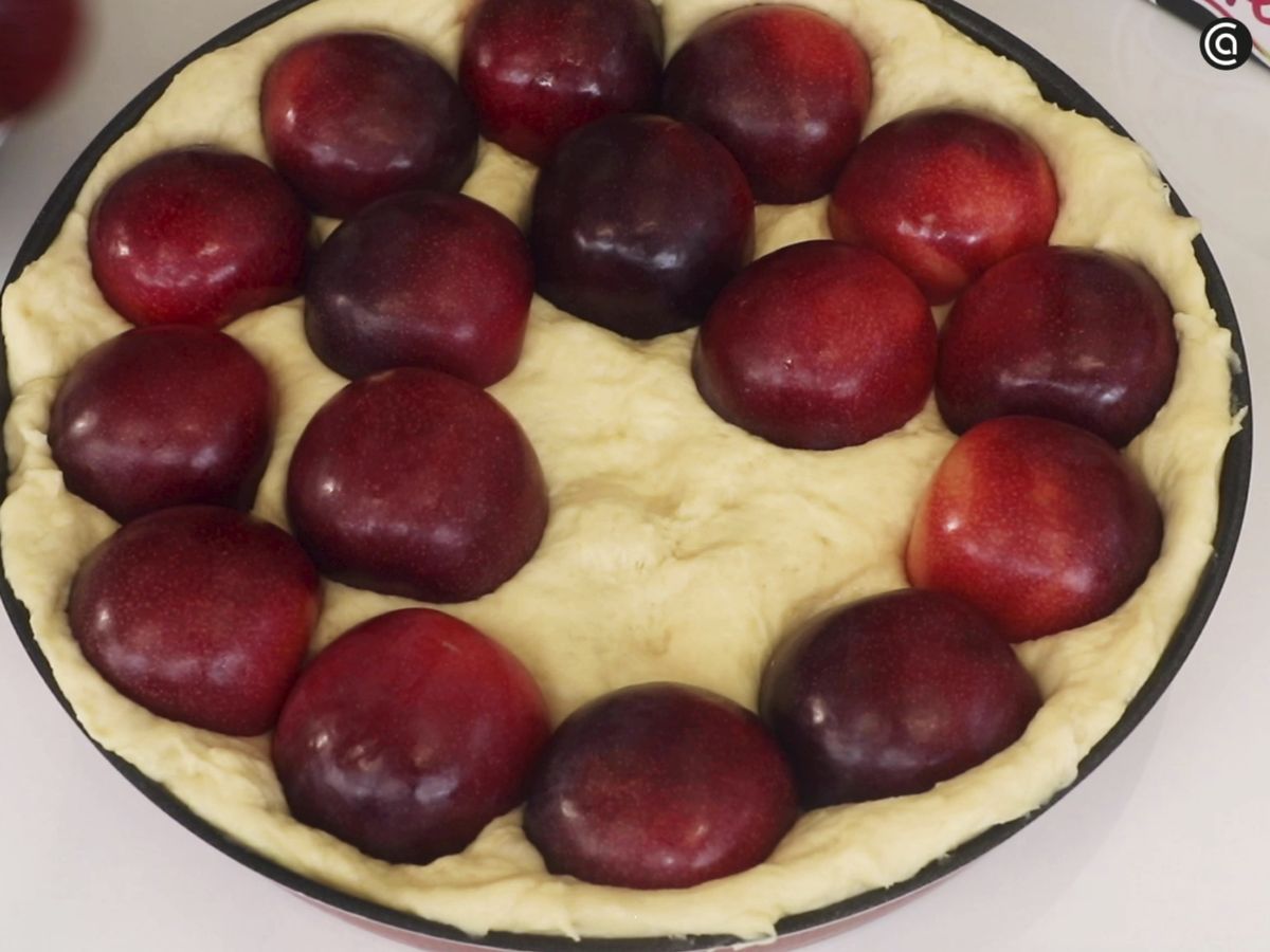 Añade las ciruelas sobre la masa