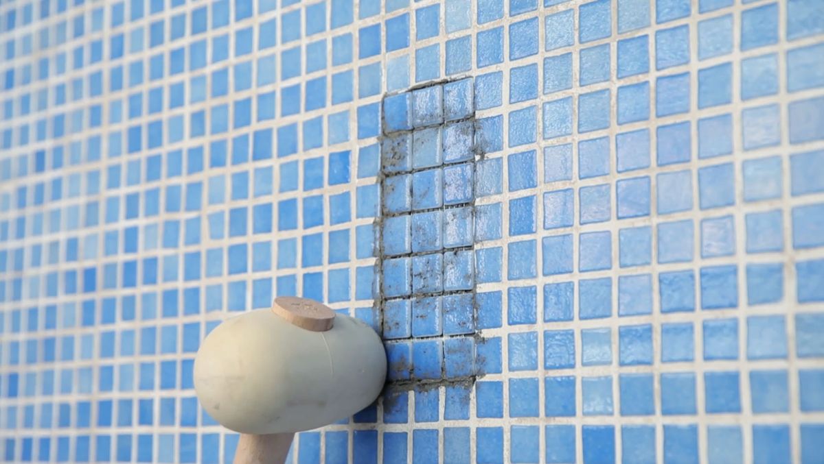 Cómo arreglar baldosas de piscina paso 6