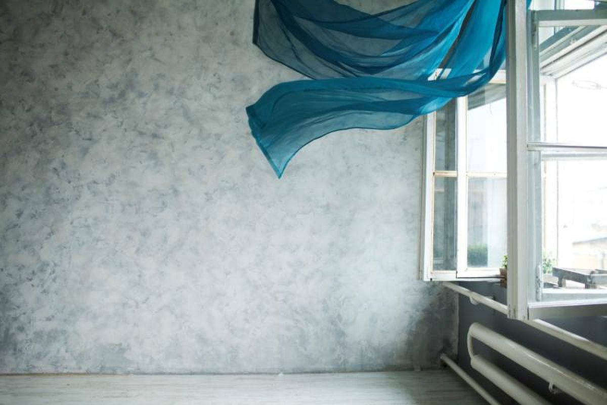 Habitación recién pintada con las ventanas abiertas