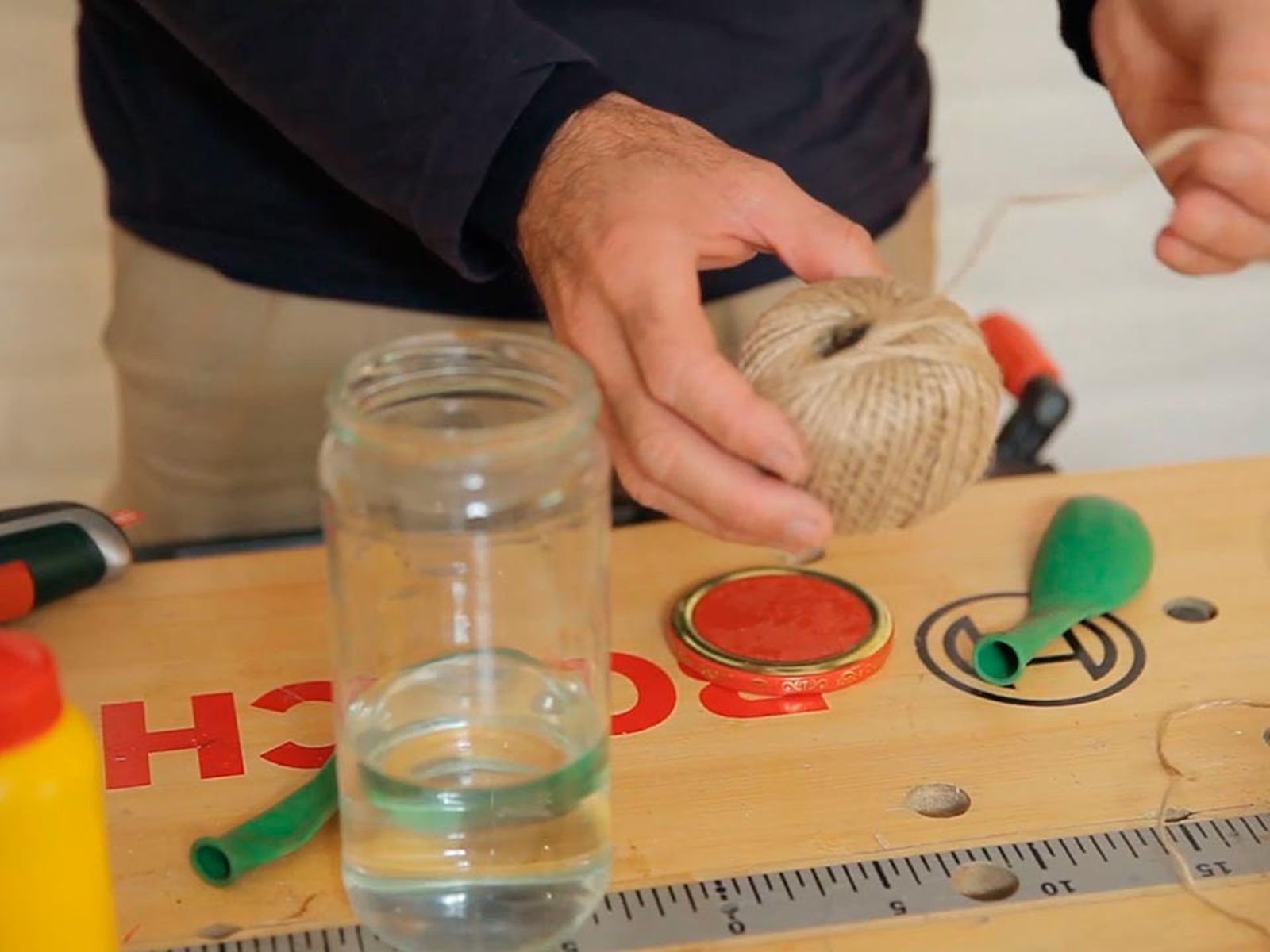 Cómo hacer bolas de Navidad con cuerdas paso 1