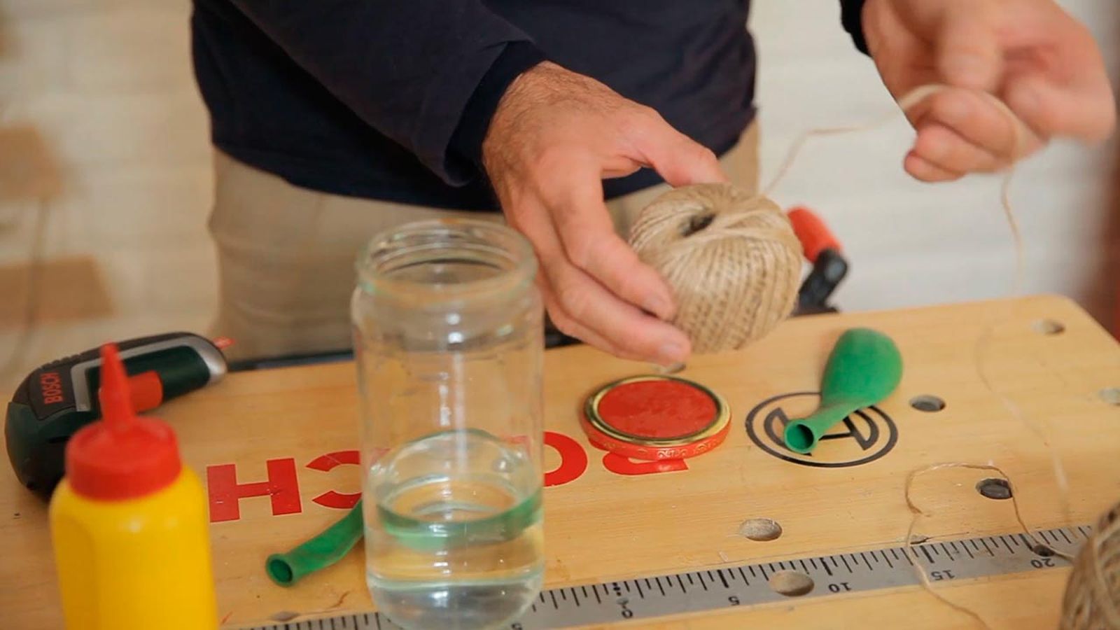 Cómo hacer bolas de Navidad con cuerdas paso 1 Cómo hacer bolas de Navidad con cuerdas paso 1