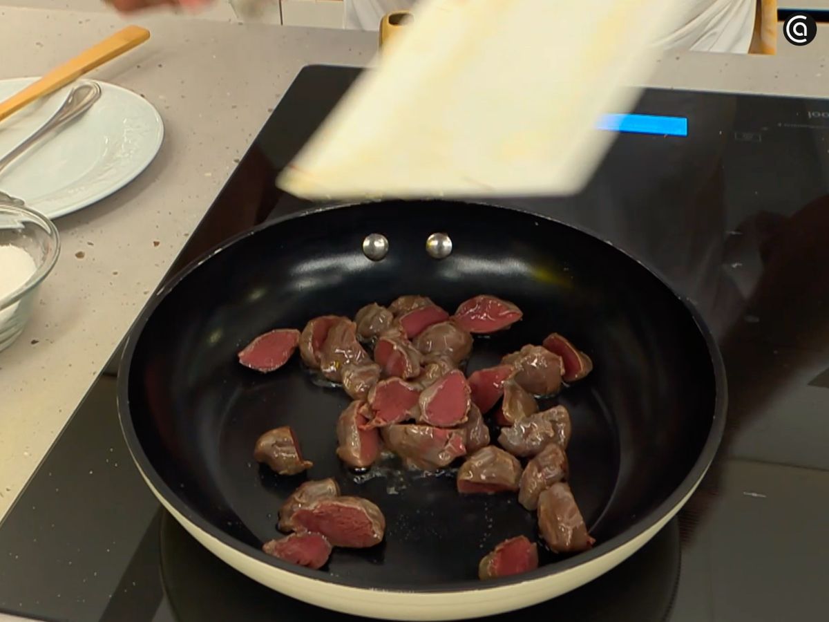 Corta las mollejas de pato y saltéalas