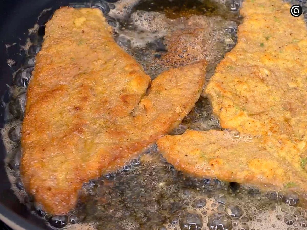 Freír la milanesa para hacer a la napolitana