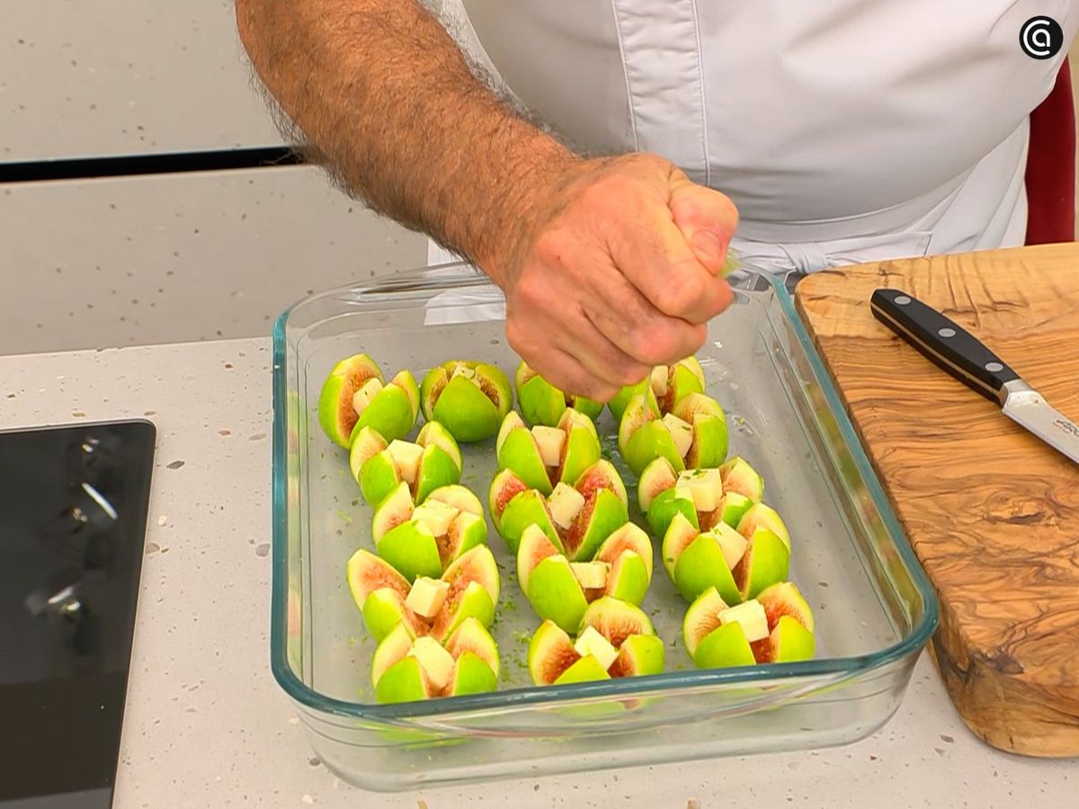 Ralla la lima sobre los higos, riégalos con su zumo