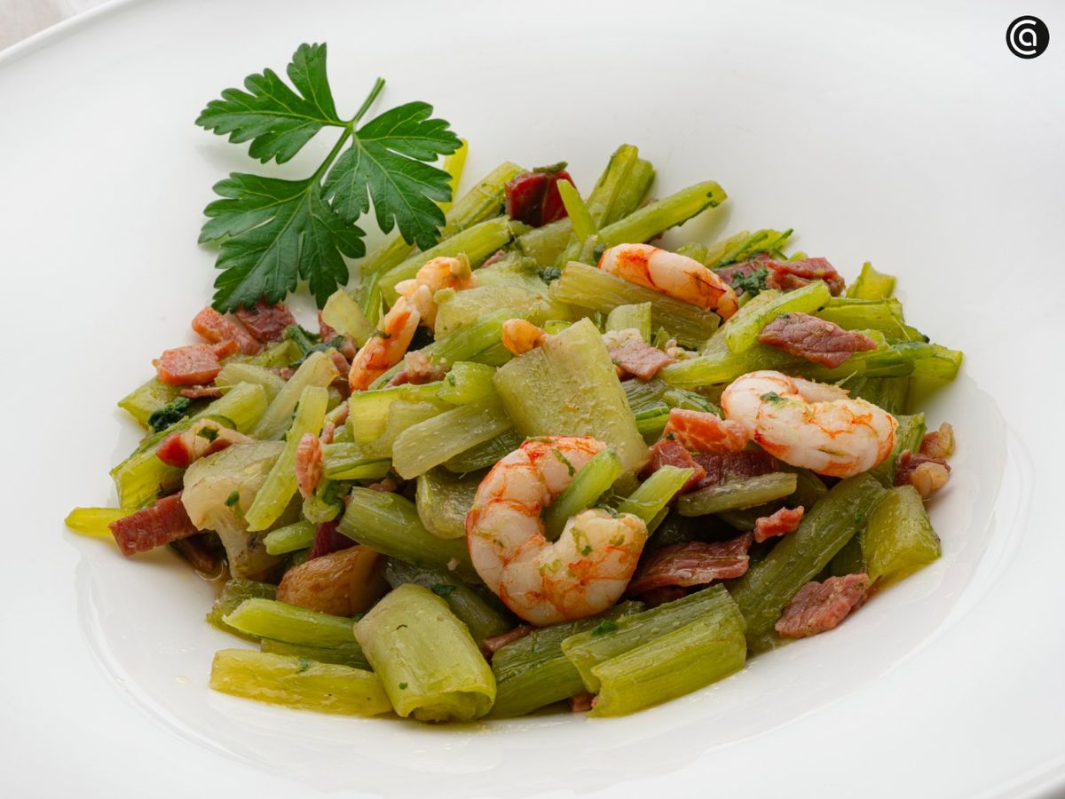 Borrajas salteadas con gambas y jamón, el plato saludable de Karlos Arguiñano