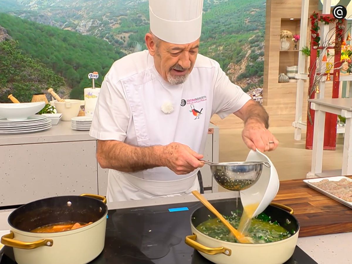 Sofríe el arroz, añade las espinacas y vierte el caldo hasta cubrir