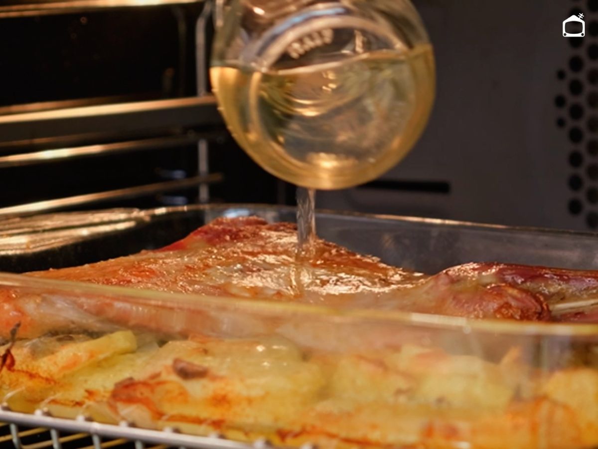 Asa la paletilla de cordero en el horno y, a continuación, vierte el vino blanco