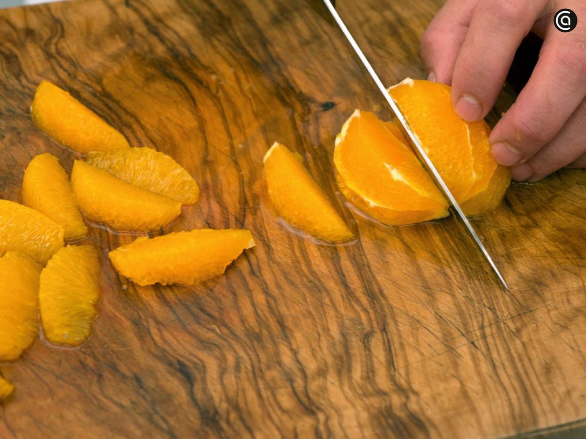 Extrae los gajos de naranja