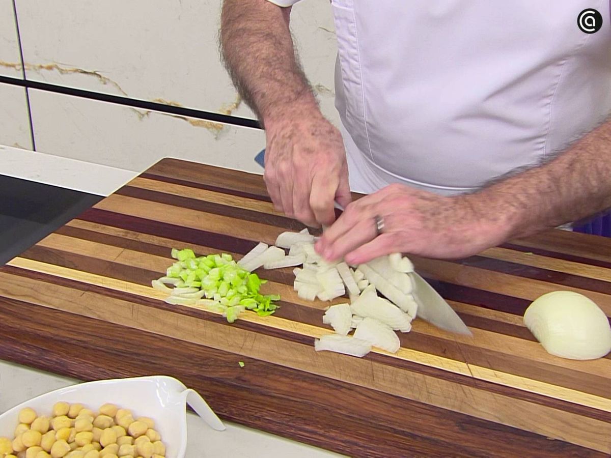 Corta las verduras y rehógalas