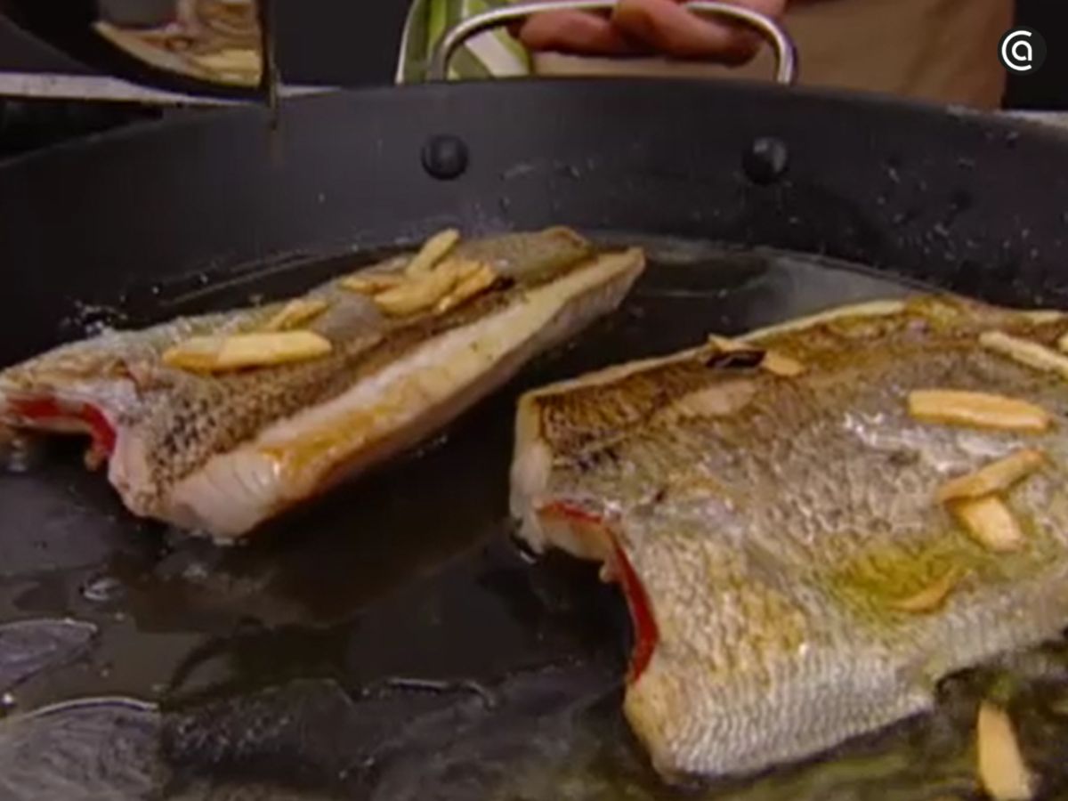 El refrito se vierte sobre el pescado y se liga la salsa moviendo la sartén con suavidad.