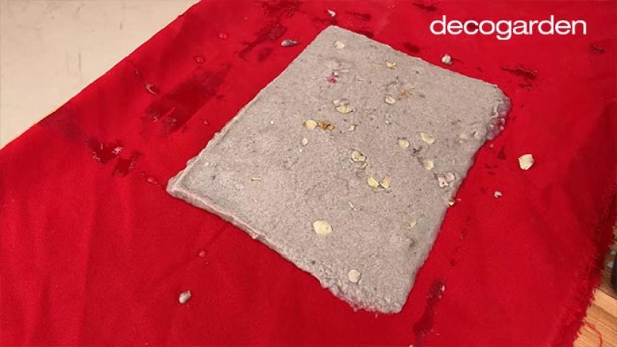 Colocar el papel reciclado húmedo sobre una tela para secar.