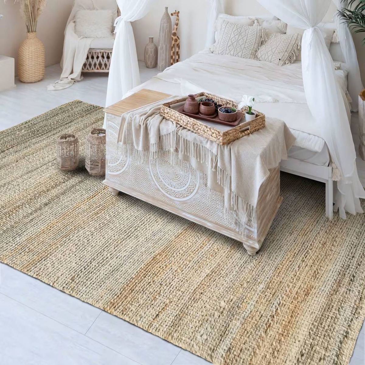 Dormitorio coastal con alfombra de fibras naturales.
