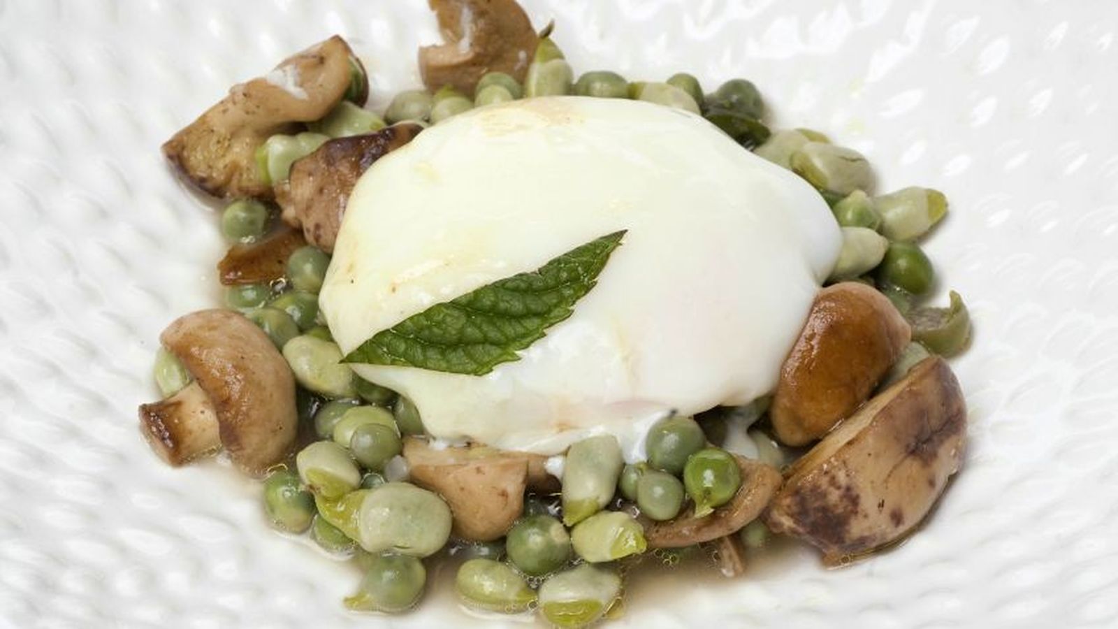 guisantes y habitas de primavera con huevo guisantes y habitas de primavera con huevo