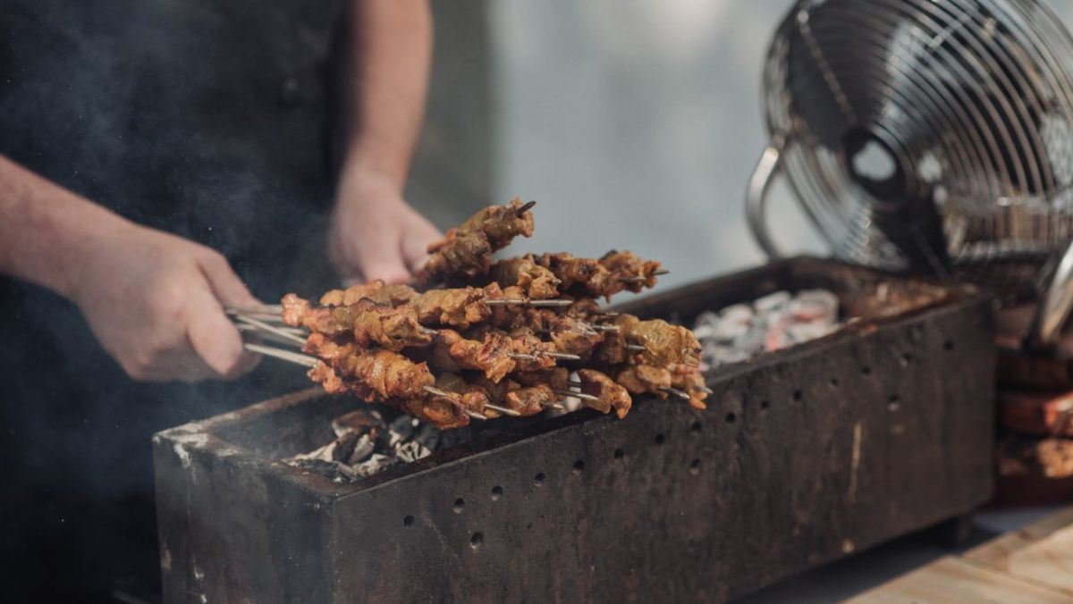 Pinchos morunos recién hechos en las brasas, con todo el aroma del adobo tradicional.