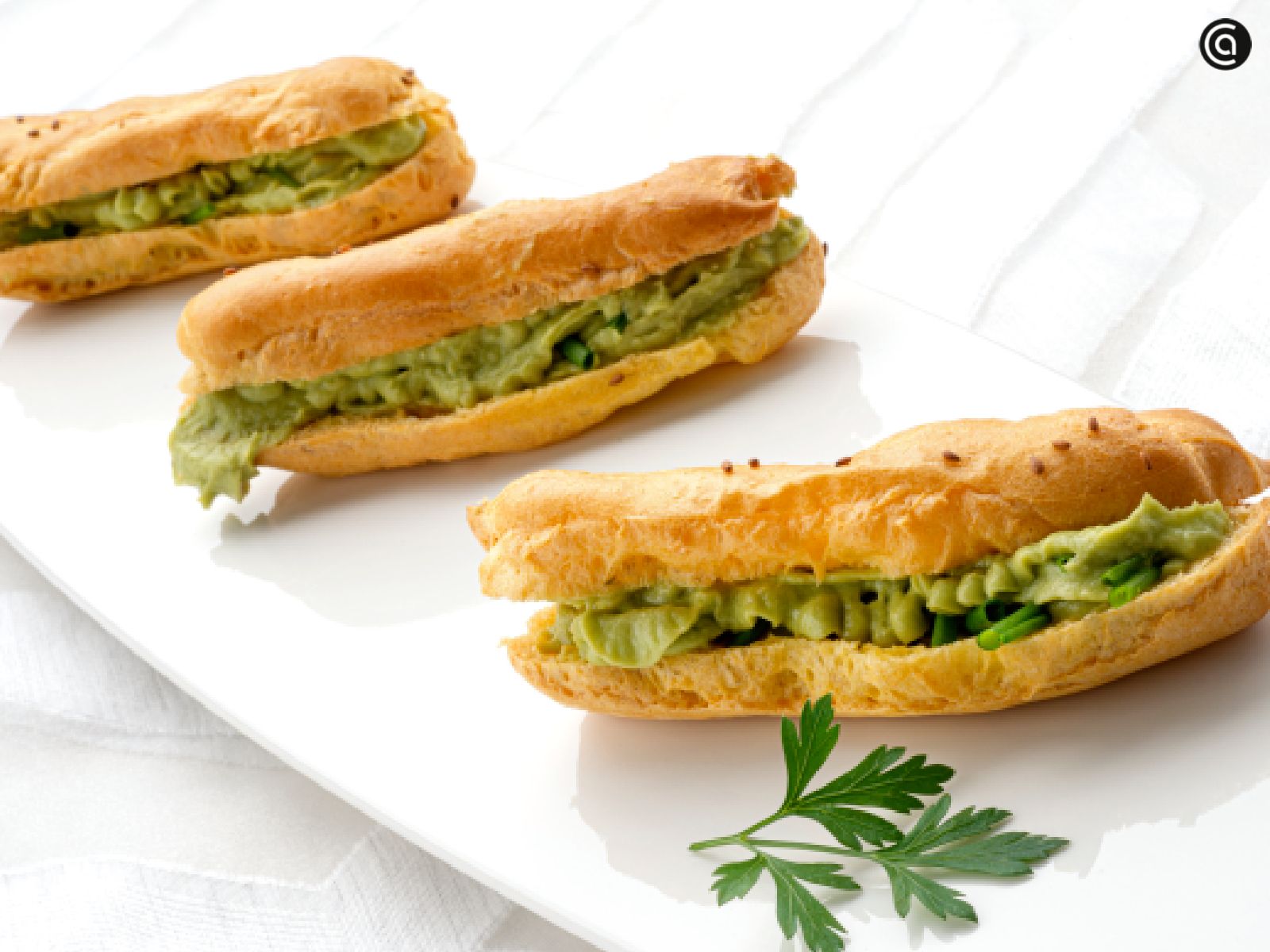 Los relámpagos rellenos de paté de aguacate y atún sorprenderán a todos tus invitados