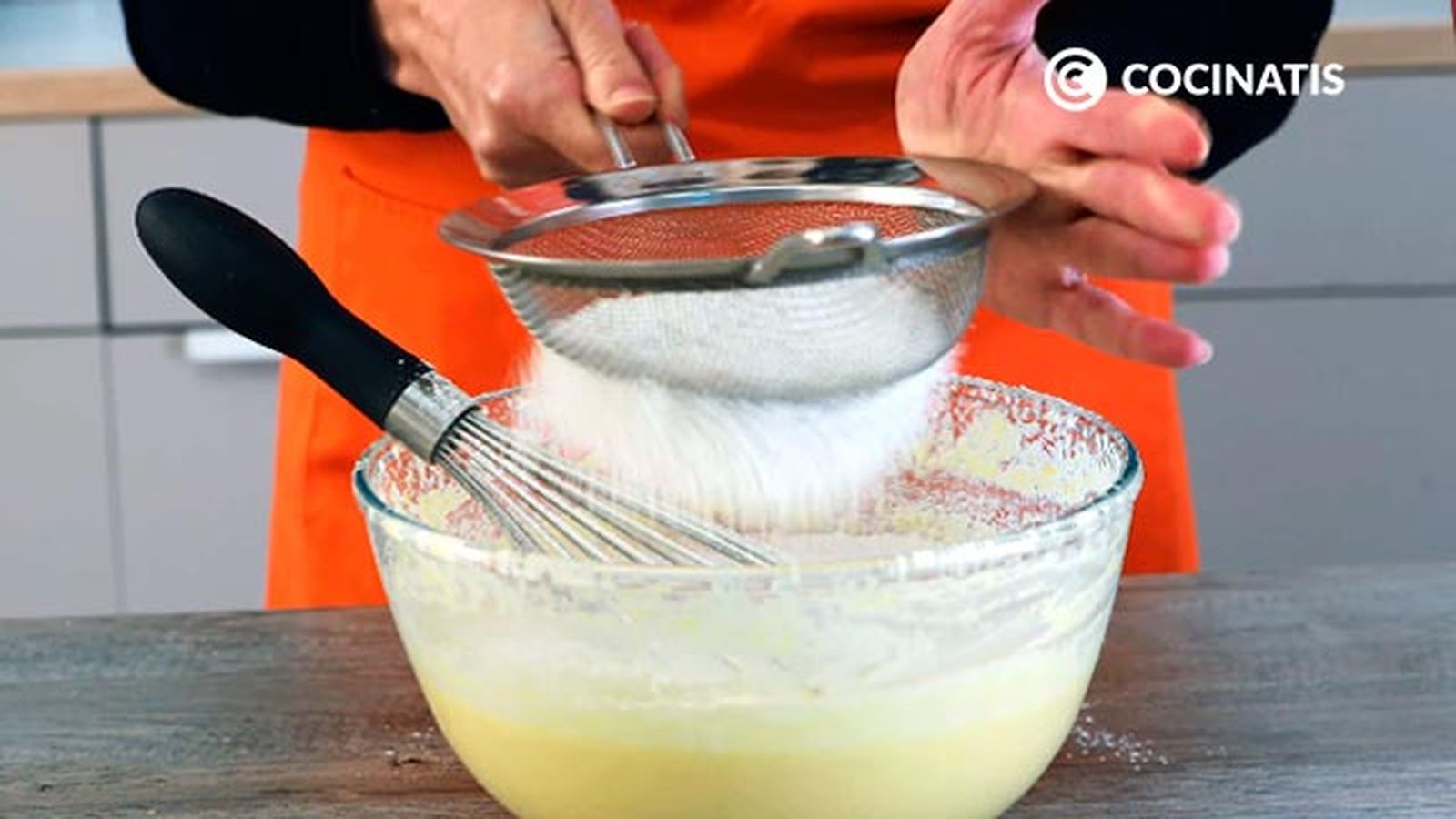 Tamiza la harina Receta de pastel mágico o pastel inteligente paso 2