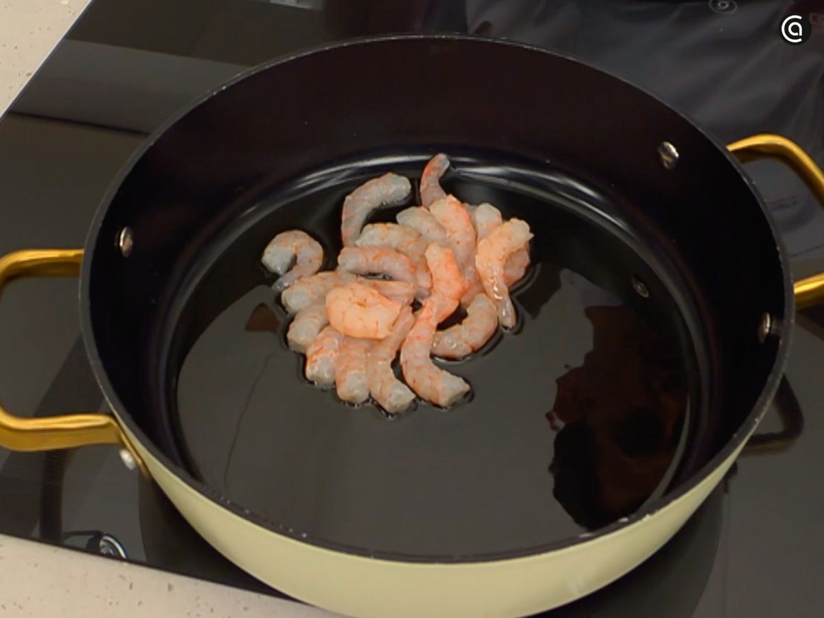 Cocina las gambas por ambos lados y resérvalas
