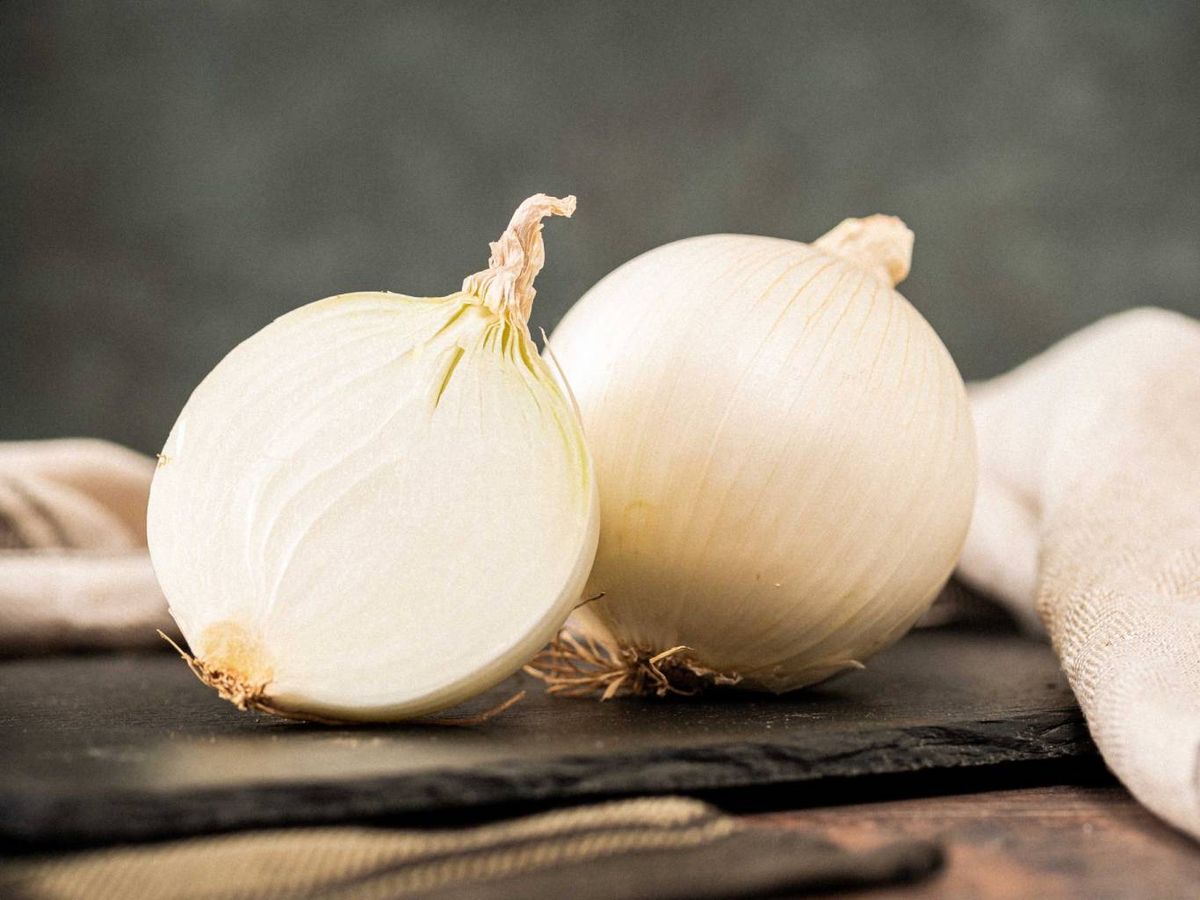 La cebolla blanca es perfecta para platos en crudo como guacamole,