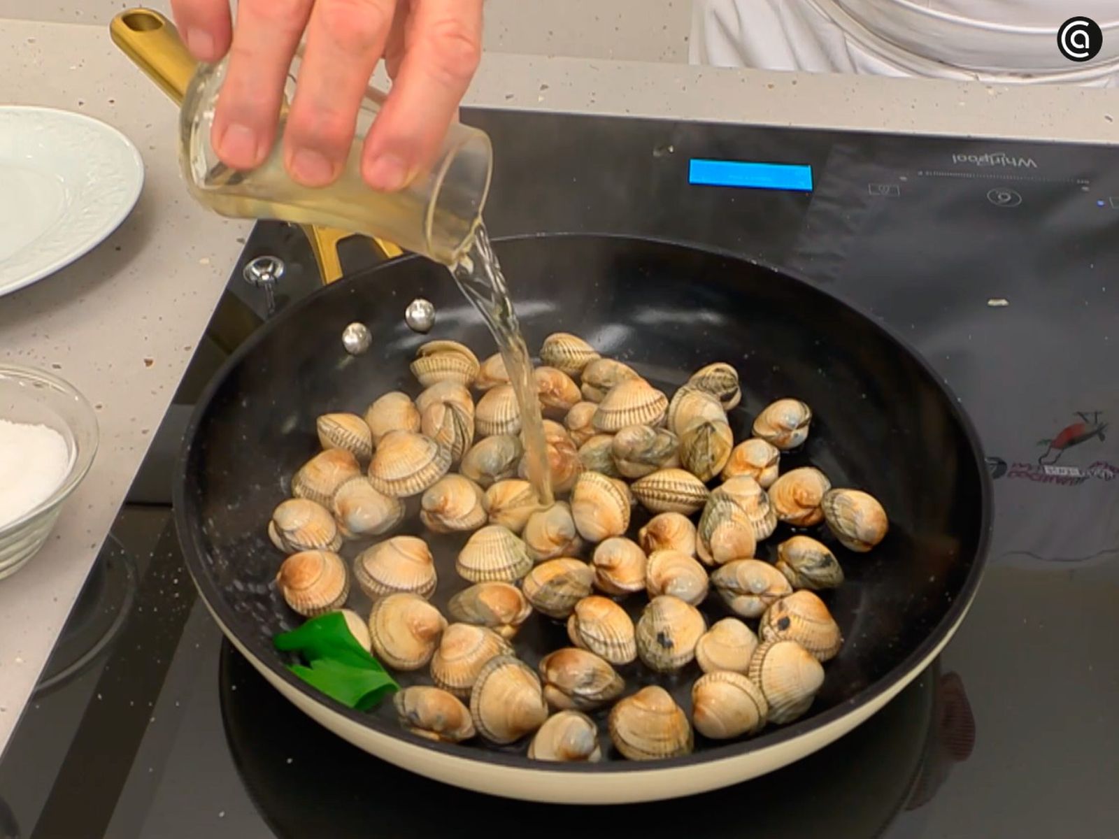 Abre los berberechos al vapor con un chorrito de vino, quítales la concha y reserva