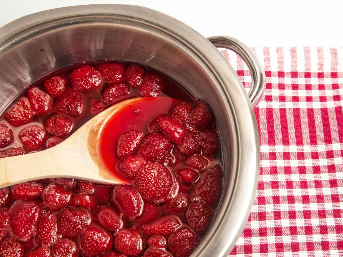 El almíbar es una forma clásica de disponer de fresas fuera de temporada.