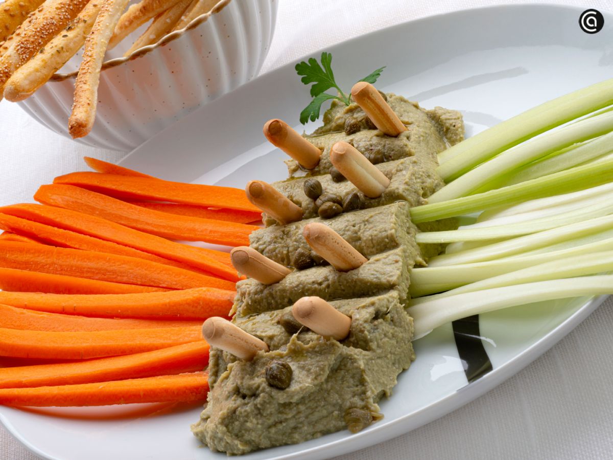 Paté vegetal servido con crudités y colines, una opción ligera y colorida para abrir el aperitivo navideño.