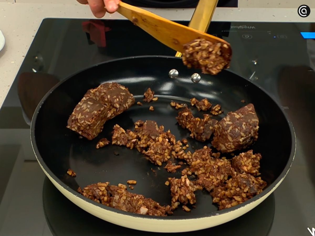 Desmenuza la morcilla y cocínala en la sartén