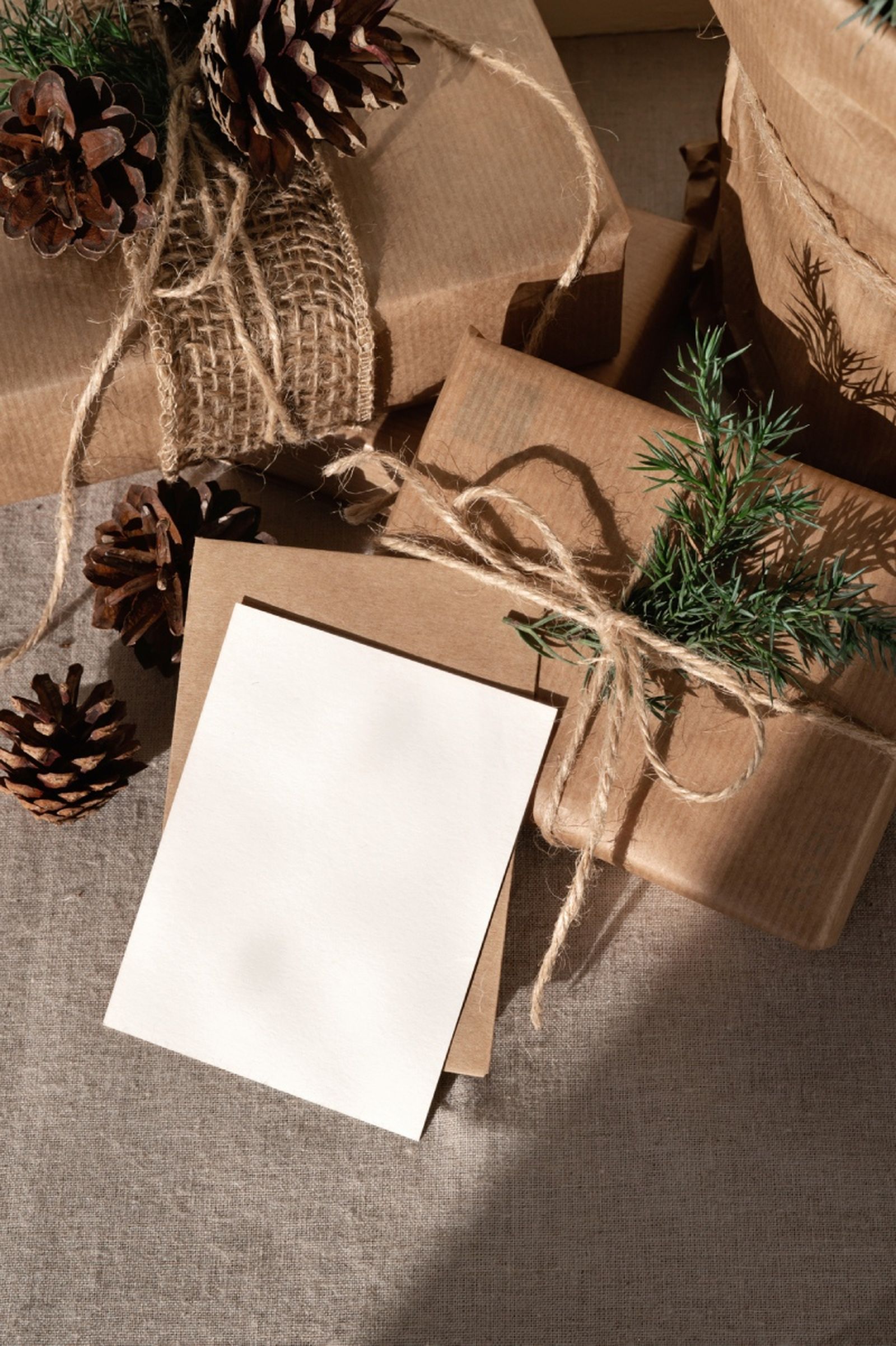 Regalos de Navidad decorados con papel kraft.