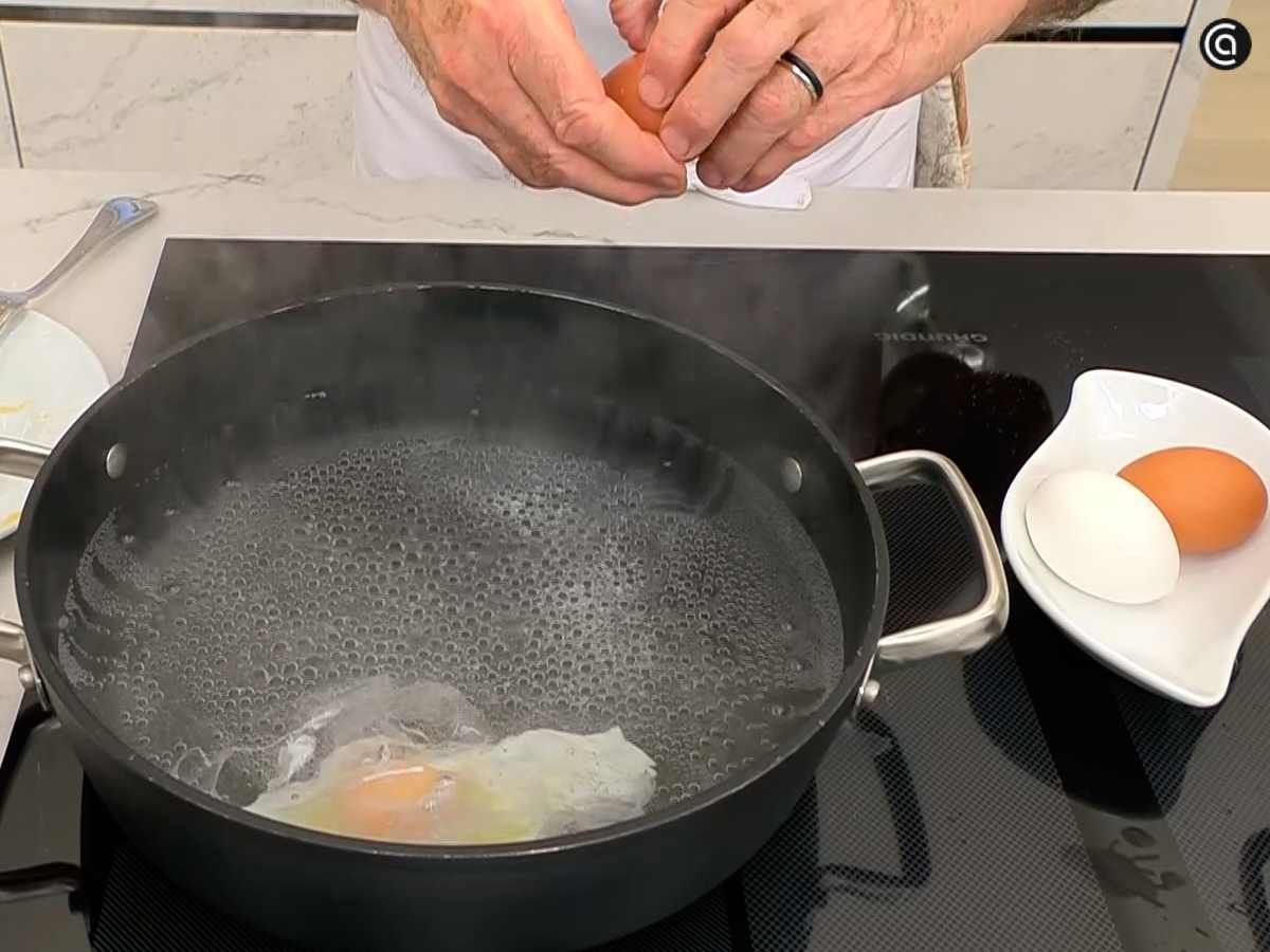 Prepara los huevos escalfados