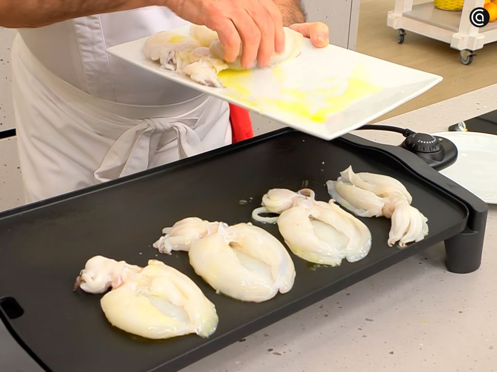 Cocina la sepia sobre una plancha bien caliente