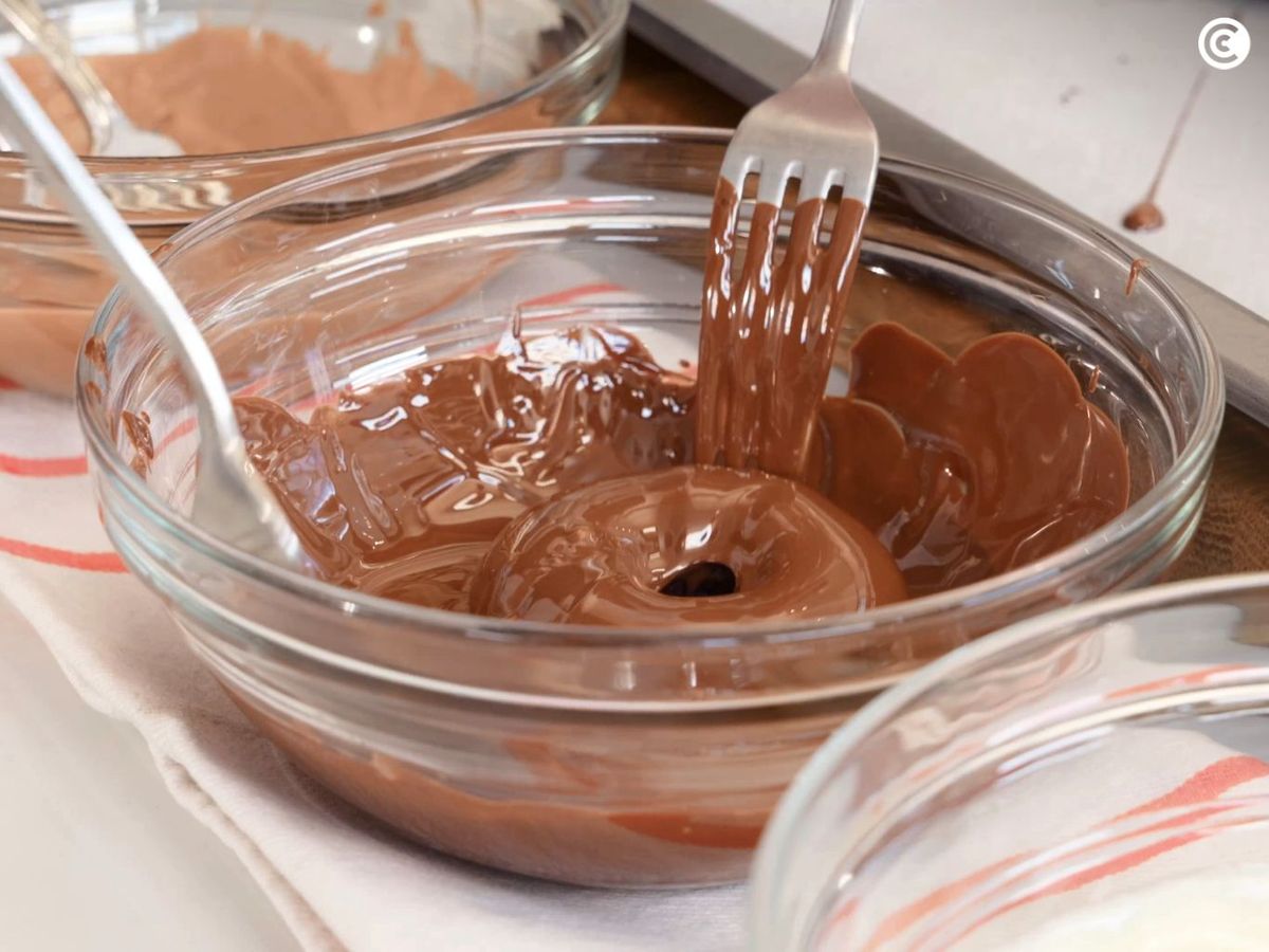Cubrir los donuts sin gluten con chocolate