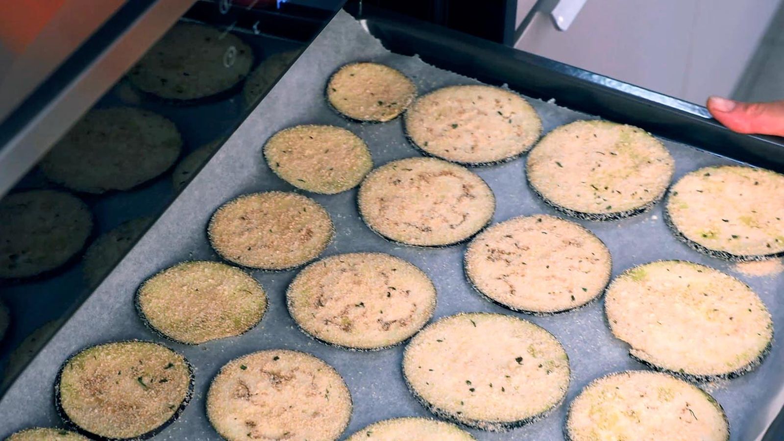 Receta de berenjena crujiente ¡al horno! (chips de berenjena) paso 4 Receta de berenjena crujiente ¡al horno! (chips de berenjena) paso 4