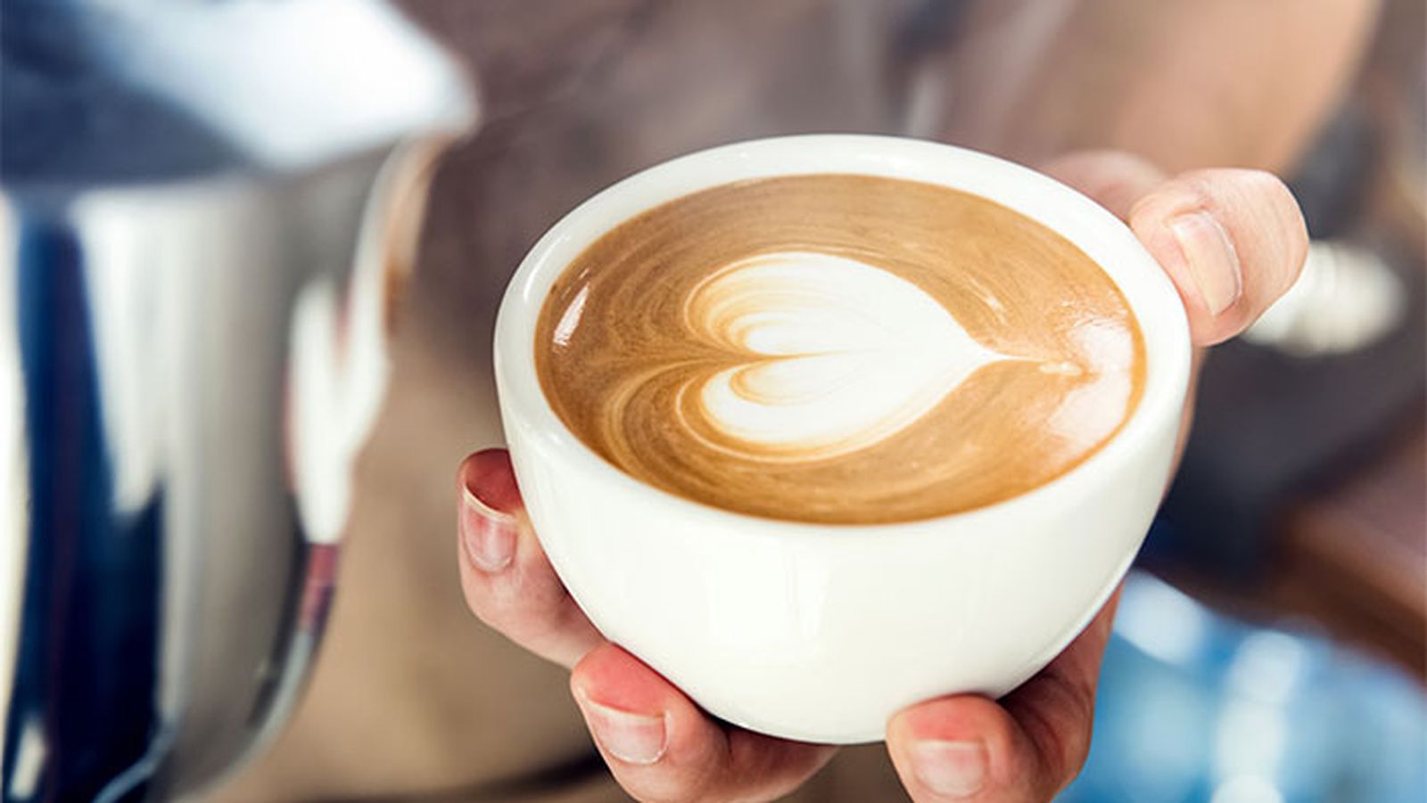 como dibujar un corazon en cafe con leche pasos