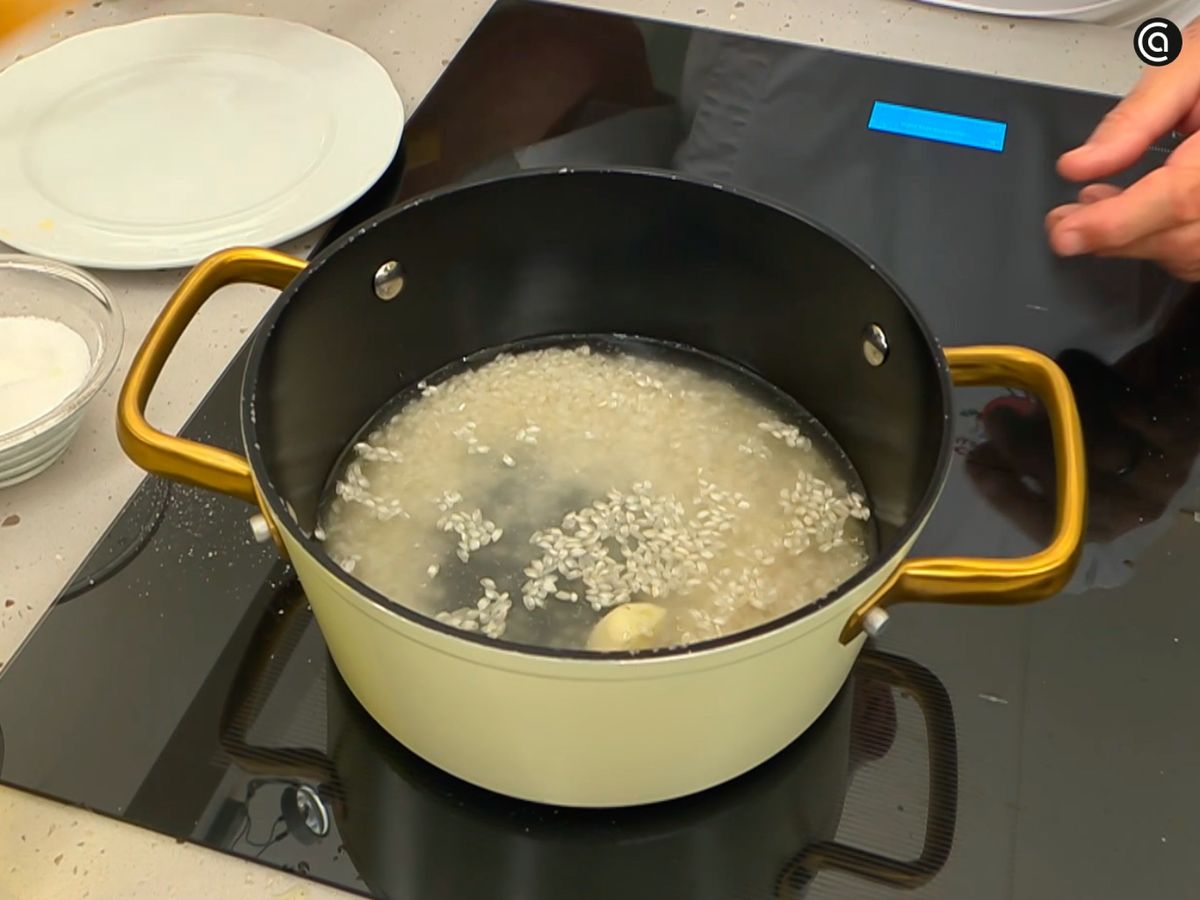 Cocina el arroz con el doble de agua y un poco más