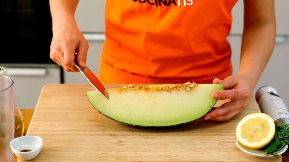 Receta de gazpacho de melón y menta   paso 1