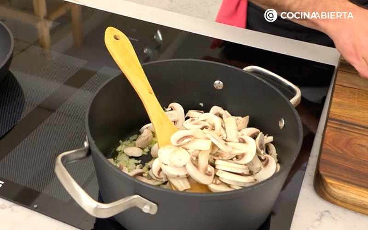 Rehoga los champiñones con las hortalizas