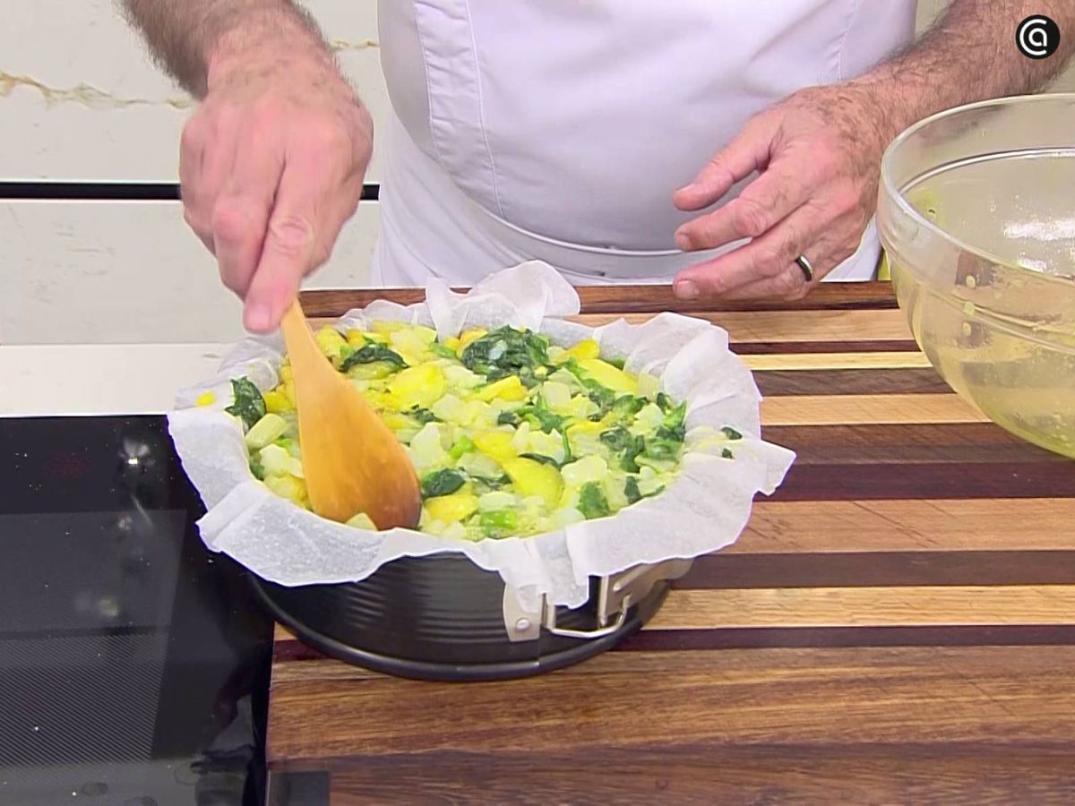 Vierte la masa en un molde y hornea