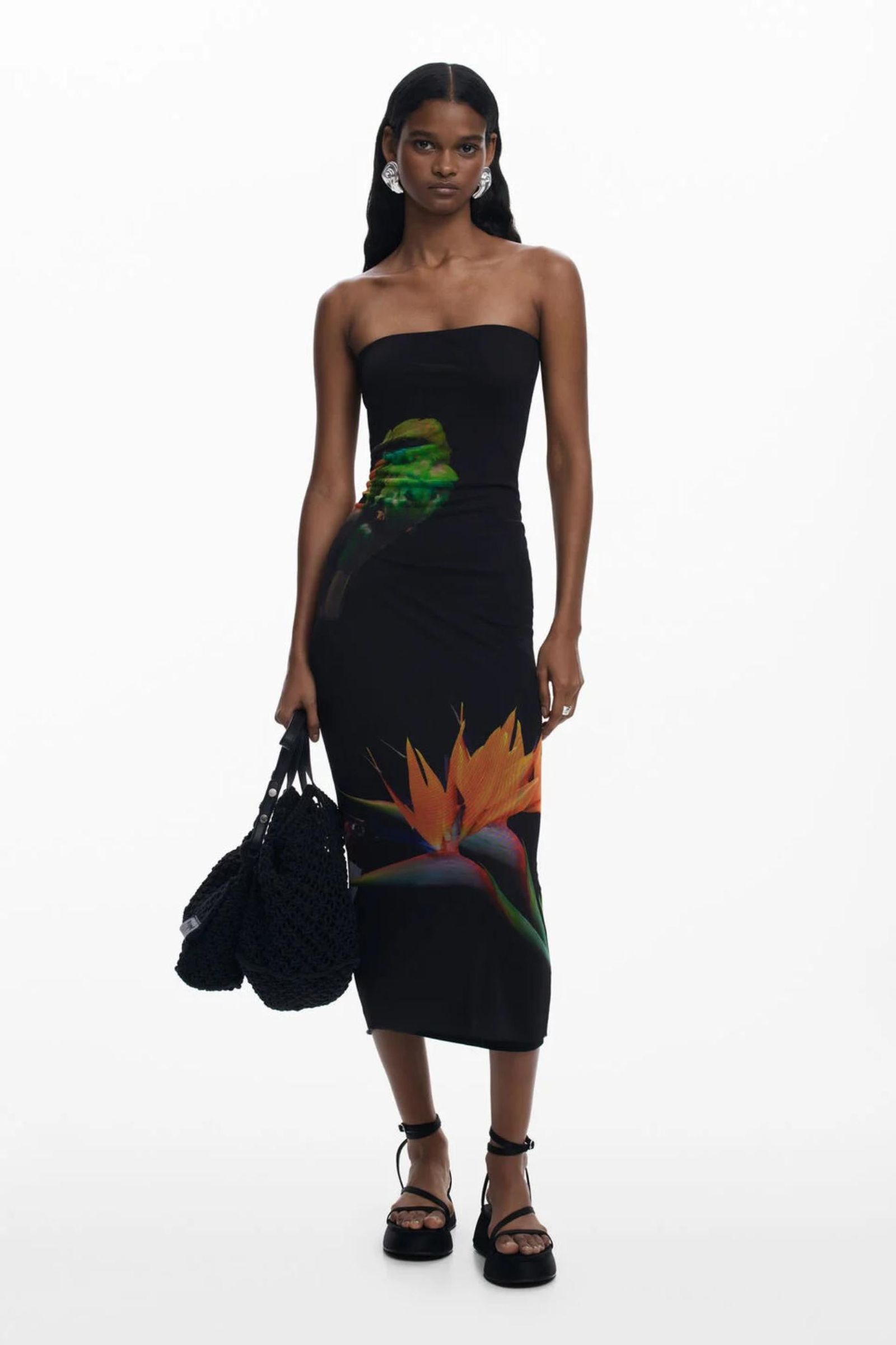 Vestido palabra de honor de tul con diseño de flores. Vestido palabra de honor de tul con diseño de flores.