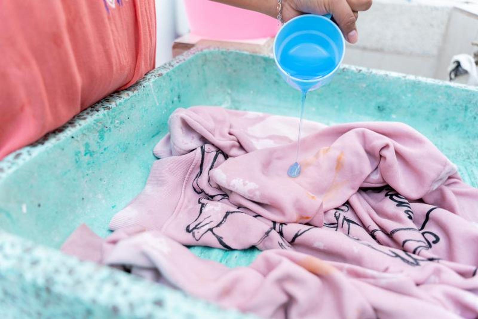 Procura que el quitamanchas sea apto para el color de la prenda Procura que el quitamanchas sea apto para el color de la prenda