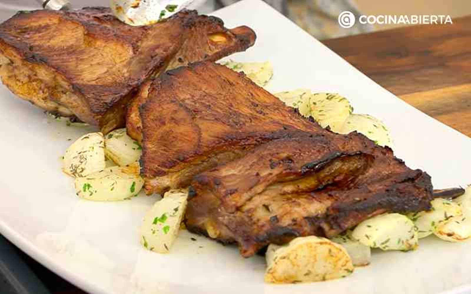 Acompaña las costillas de cerdo asadas con nabos Acompaña las costillas de cerdo asadas con nabos