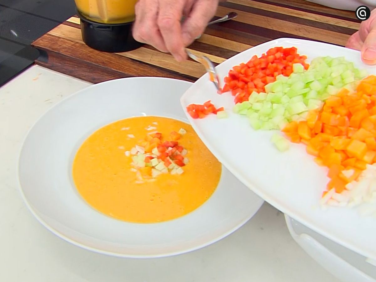 Acompaña el gazpacho de albaricoques con la guarnición