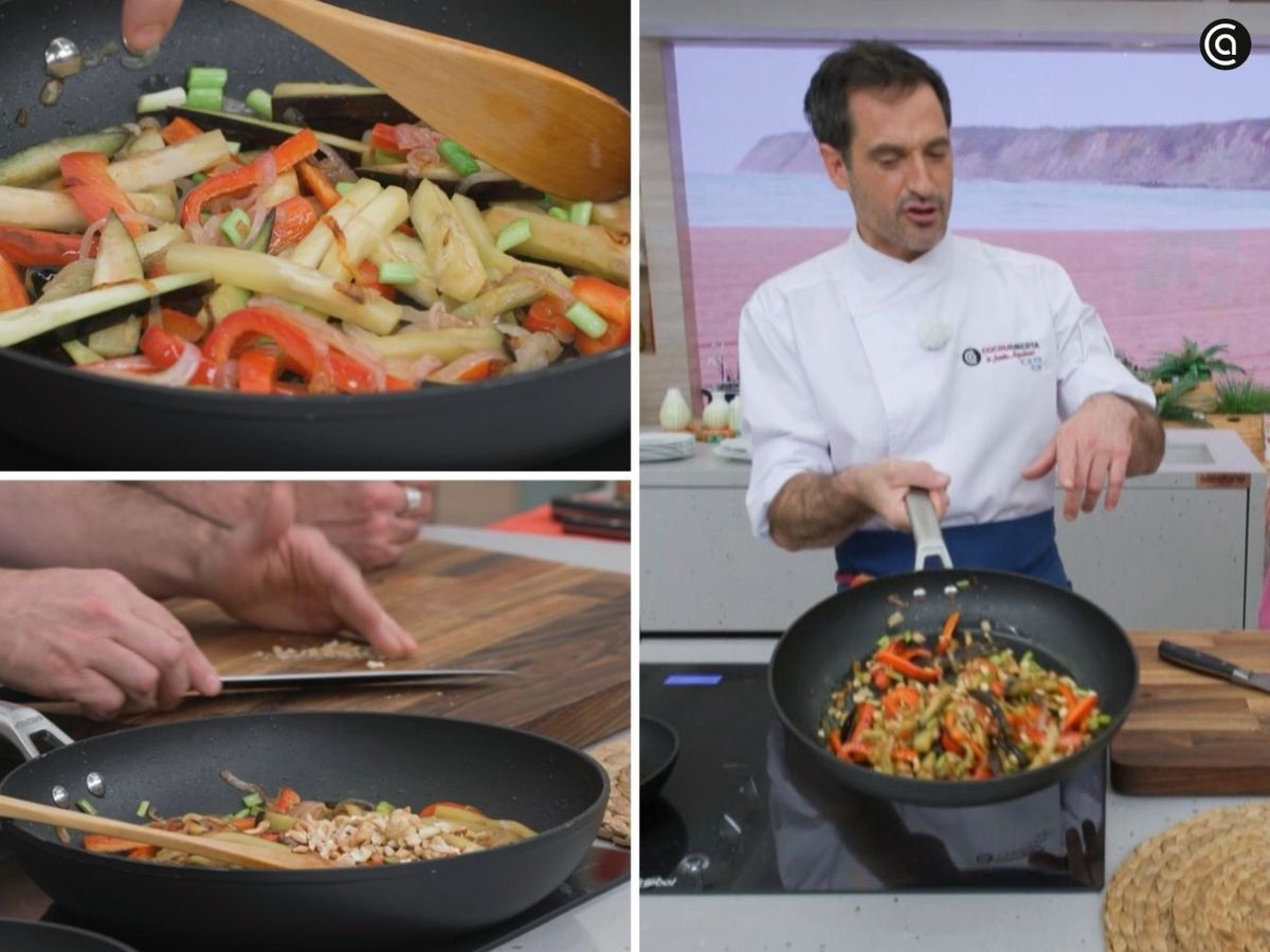 Sofríe la berenjena, la cebolla morada y el pimiento