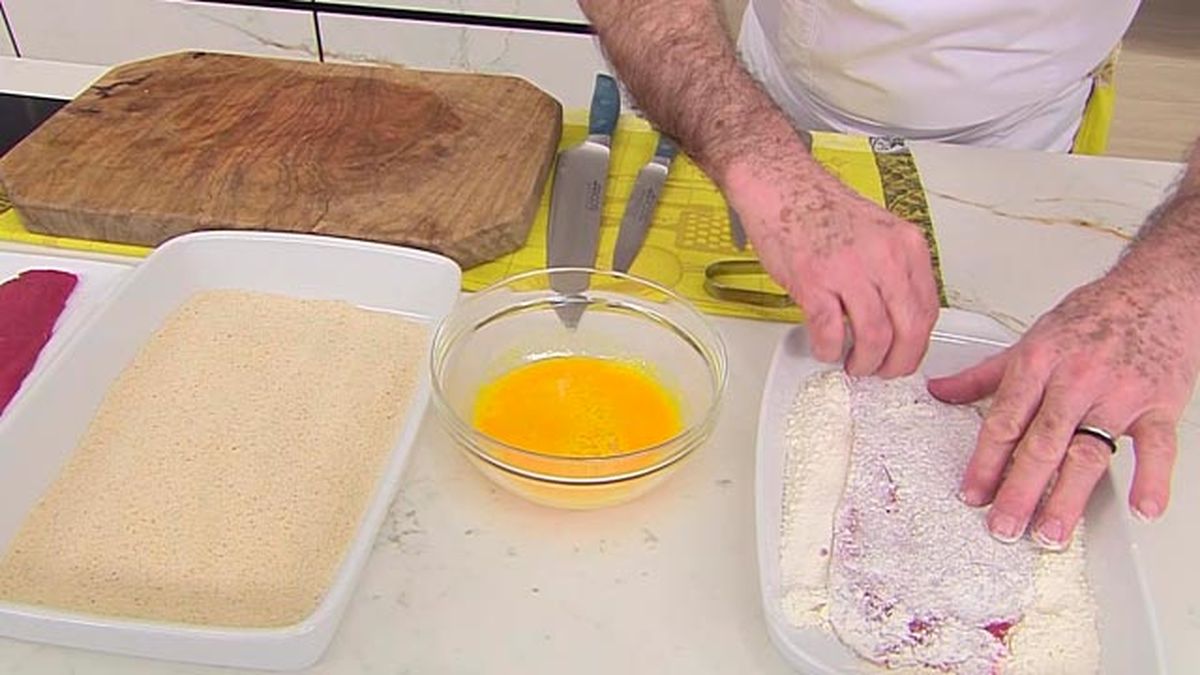 Pasa los escalopes por harina, huevo y pan rallado