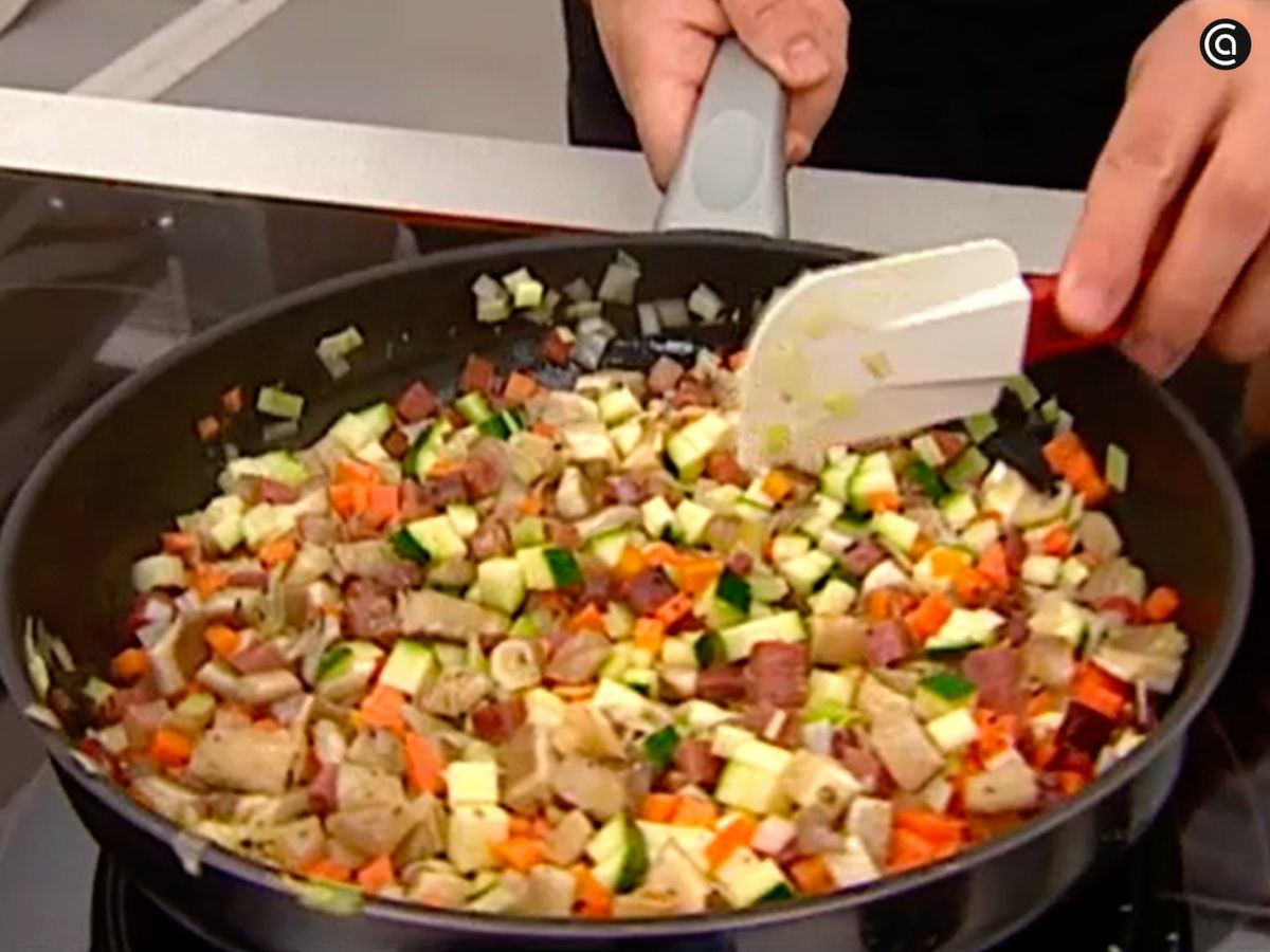 Sofríe el jamón, agrega las verduras y rehógalas